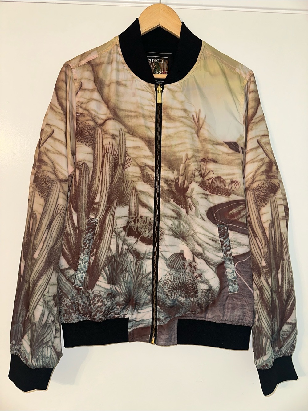 Scotch & Soda
Men's Printed Reversible Bomber Jacket
Size M - Picture 13 of 13